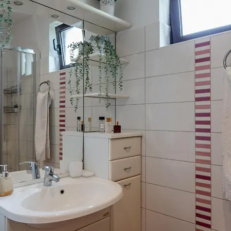 Four Seasons Apartment *
