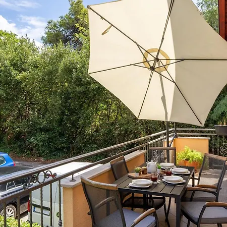 Four Seasons Apartment *