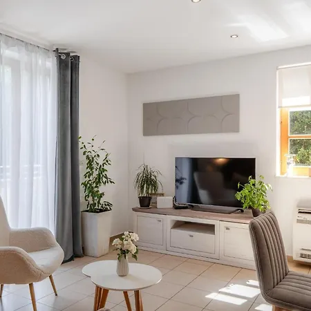 Four Seasons Apartment *