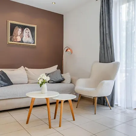 Four Seasons Apartment *