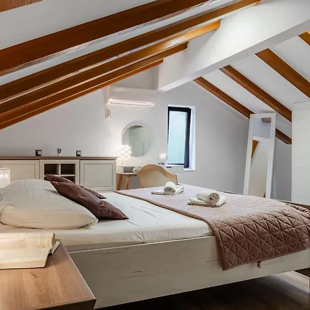 Four Seasons Apartment *